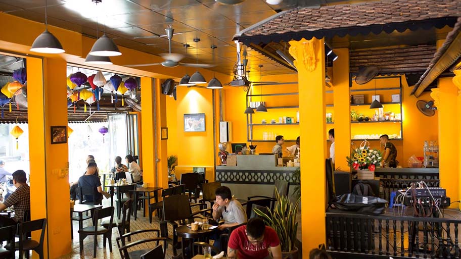 Tư vấn chọn màu sơn hiệu ứng bê tông quán cà phê độc và lạ nhất Sơn màu vàng chói, nhìn rất bắt mắt