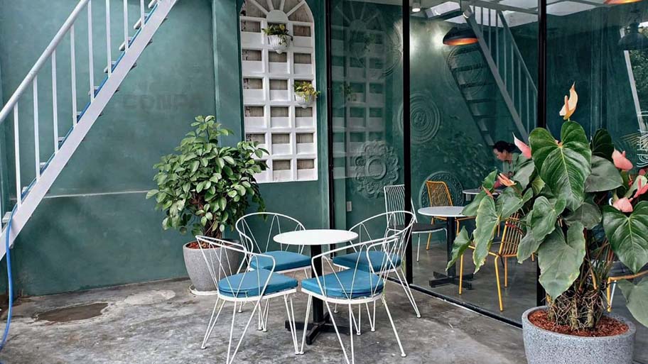 Tư vấn chọn màu sơn hiệu ứng bê tông quán cà phê độc và lạ nhất Một góc nhỏ xinh xắn của quán cà phê được sơn hiệu ứng bê tông màu xanh rêu