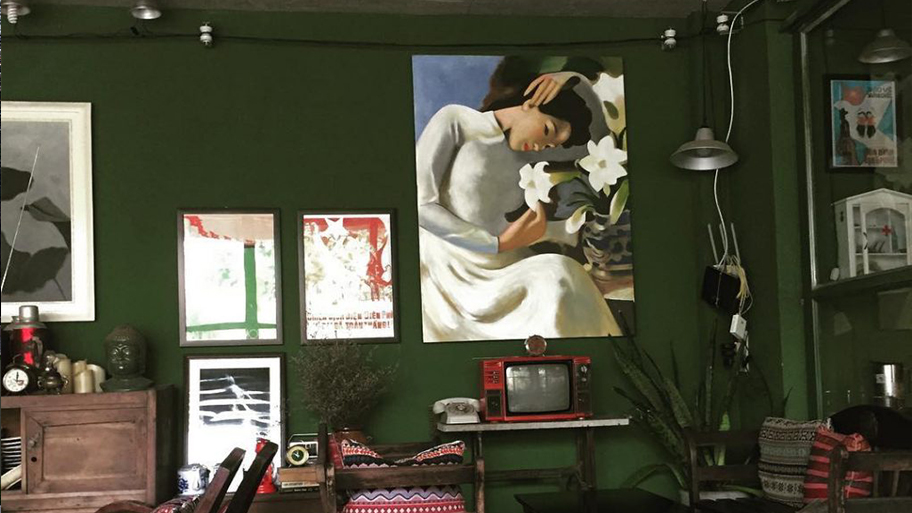 Tư vấn chọn màu sơn hiệu ứng bê tông quán cà phê độc và lạ nhất Sơn giả bê tông quán cà phê tone màu xanh rêu kết hợp với các bức tranh bắt mắt, phối hợp hài hòa