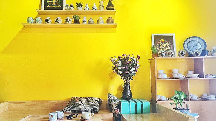 Tư vấn chọn màu sơn hiệu ứng bê tông quán cà phê độc và lạ nhất Sơn màu vàng dịu nhẹ kết hợp trang trí giúp quán cà phê đẹp hơn