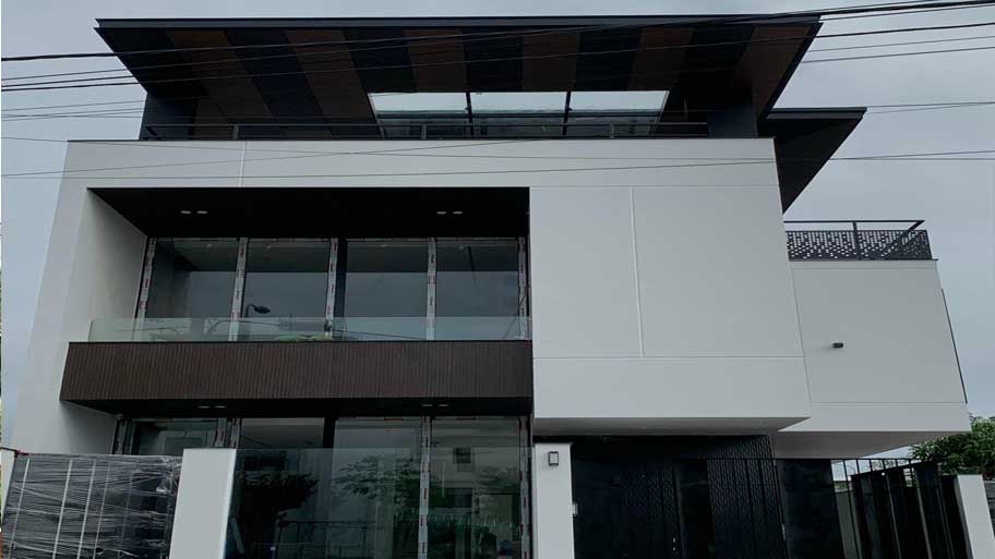 Nhà mặt tiền sơn màu trắng đen thi công bởi Conpa