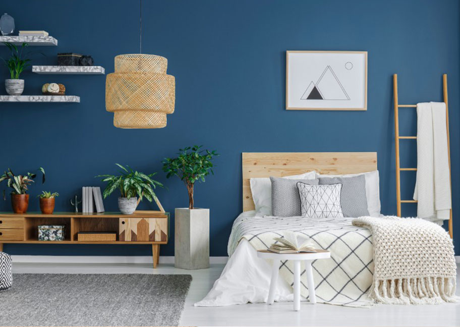 Phối màu xanh sơn tường với đồ nội thất bằng gỗ