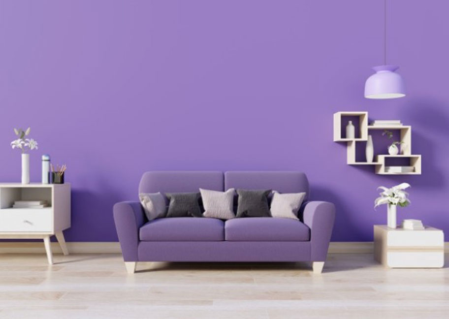 Phối sơn tường màu tím với ghế sofa