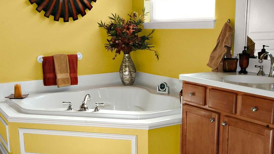 Phòng tắm sơn tường màu vàng