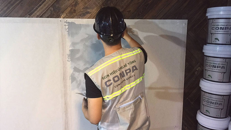 Nhân viên Conpa thi công sơn hiệu ứng bê tông theo quy trình cụ thể