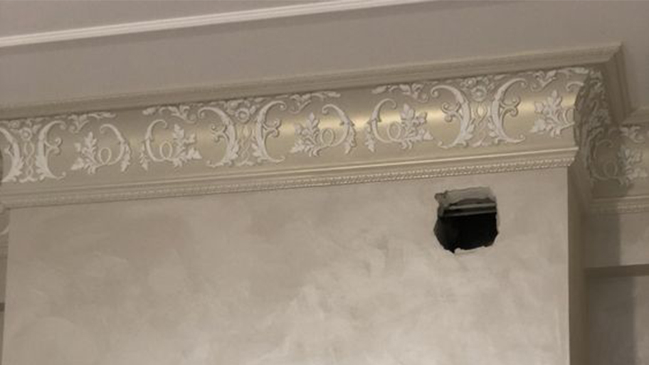 Top mẫu phào chỉ trần nhà đẹp, xu hướng cho thiết kế nhà ở Phào chỉ họa tiết cùng nền tường sơn hiệu ứng bê tông sang trọng