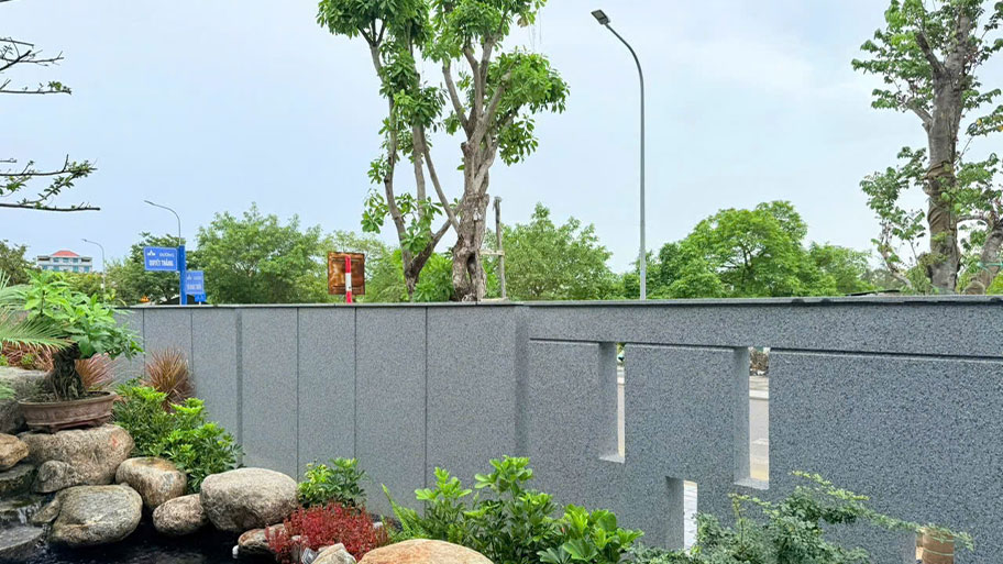 Có Nên Thi Công Sơn Giả Đá Ngoài Trời Hay Không? Tường rào bao quanh nhà phố sử dụng sơn giả đá