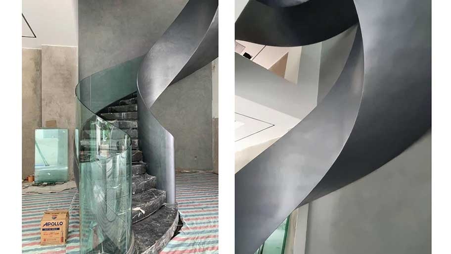 Cầu thang được phủ sơn kim loại thật
