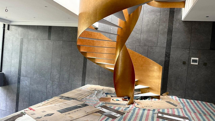 Mẫu cầu thang sử dụng sơn hiệu ứng kim loại