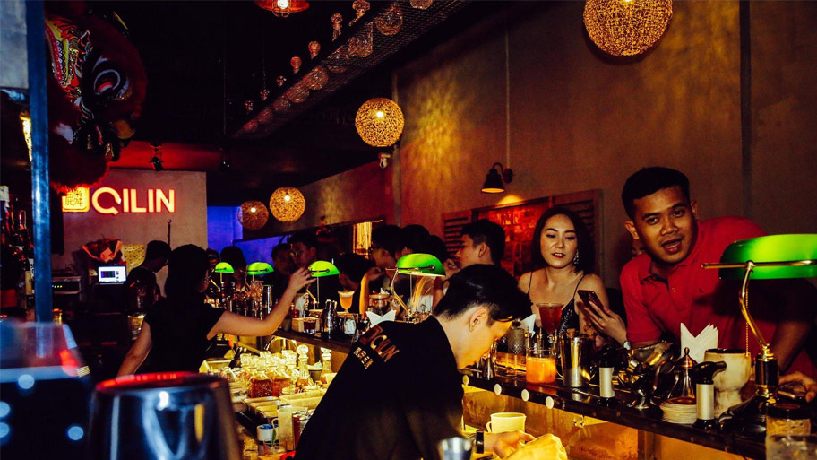 Quán bar ứng dụng sơn cát nghệ thuật