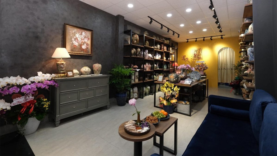 Bí quyết chọn màu sơn giả bê tông cho cửa hàng đẹp, hiện đại và hút khách Cửa hàng đồ gốm sử dụng sơn bê tông màu xám than chì