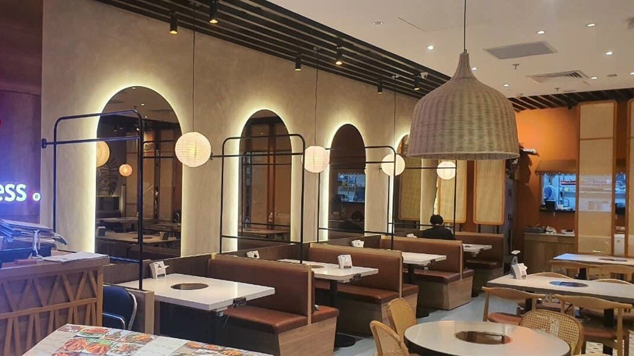 Không gian nhà hàng Thai Express sử dụng sơn giả bê tông