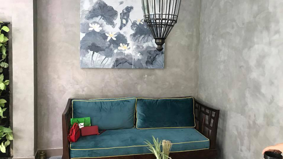 Gợi ý màu sơn giả bê tông cho spa – Sang trọng, tinh tế, thư giãn Khu vực tiếp khách spa sử dụng sơn giả bê tông màu xám bê tông