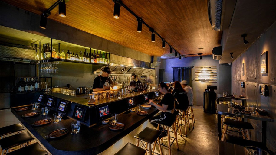 Mẫu công trình ứng dụng sơn hiệu ứng kim loại cho ngành dịch vụ F&B Quán bar sử dụng sơn hiệu ứng kim loại