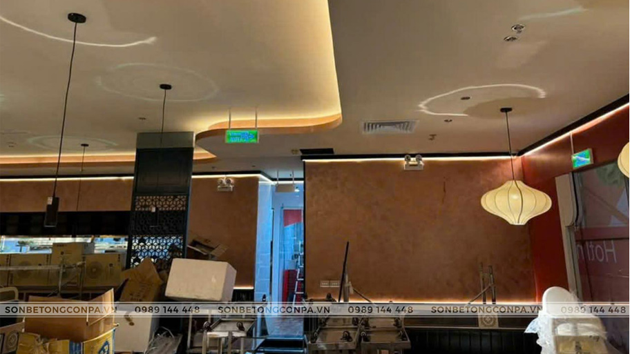 Tường sử dụng sơn hiệu ứng kim loại cho màu đồng nâu