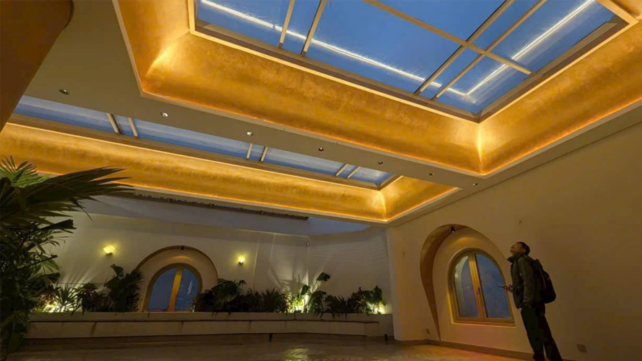 Ứng dụng sơn hiệu ứng kim loại màu vàng cho trần nhà