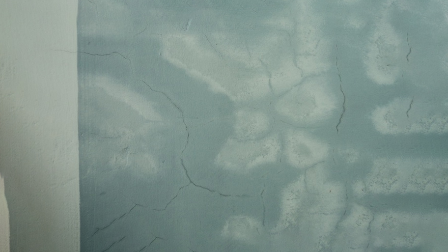 Lớp sơn cát bị loang màu