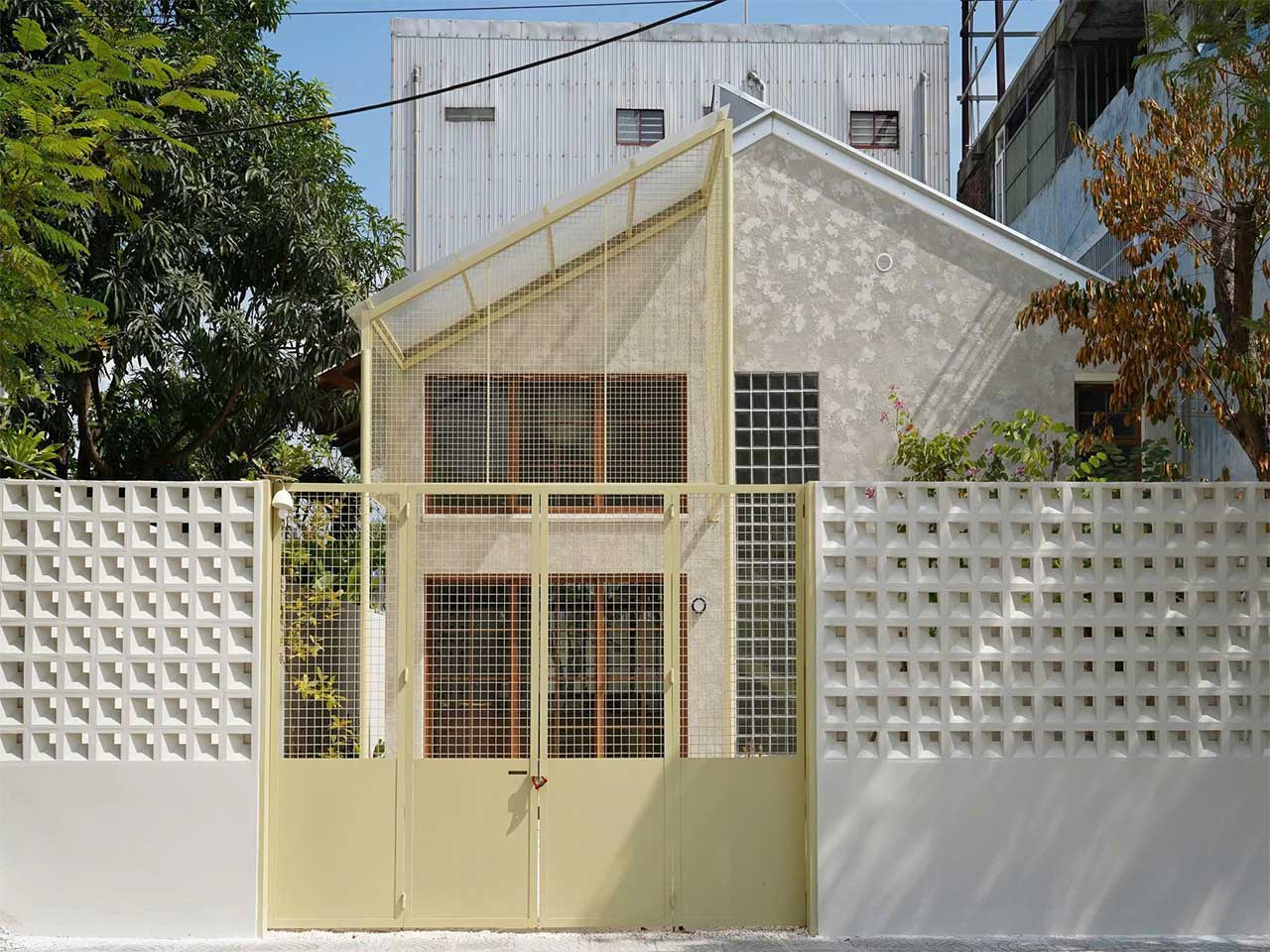 Căn nhà nhìn từ bên ngoài