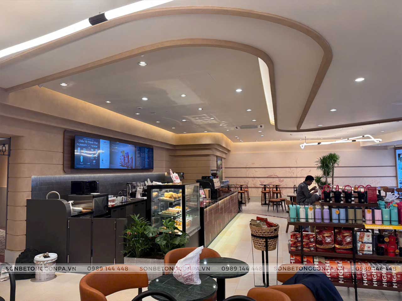 Không gian bên trong quán Highlands Nguyễn Đình Thi