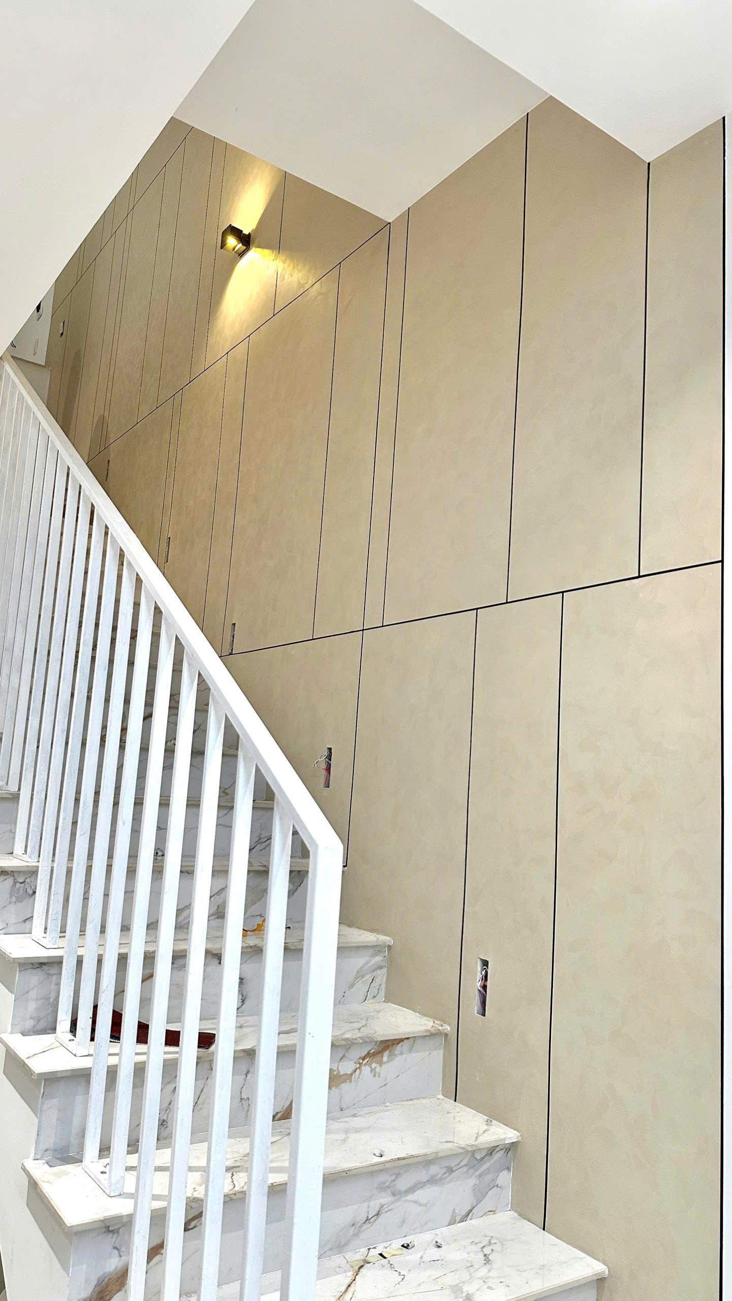 Sơn hiệu ứng kẻ roan: Giải pháp thi công gọn nhẹ, đẹp chuẩn studio ke roan hieu ung cau thang scaled