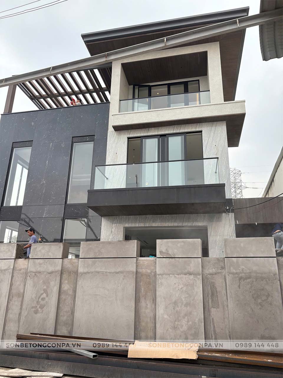 Mặt tiền villas Bình Chánh với sơn cát sọc Conpa