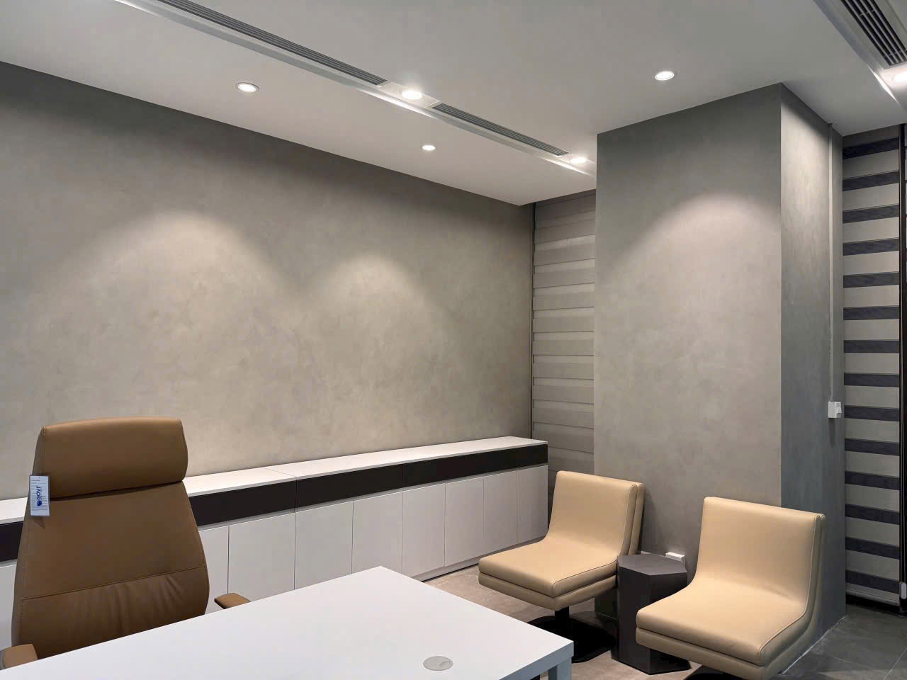 Phòng làm việc riêng với tường sơn bê tông màu xám trung tính