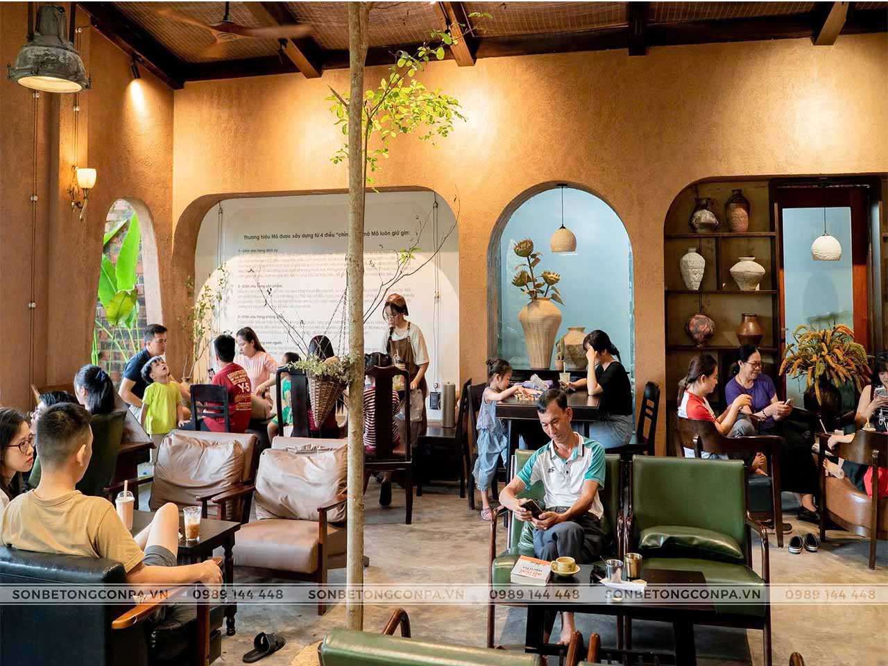 Khách hàng ghé thăm quán