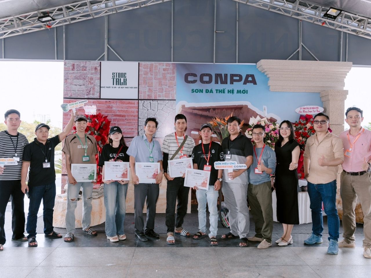Trao chứng nhận cho các đội thợ