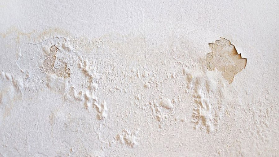 Bề mặt bong tróc không thể thi công trực tiếp sơn travertine