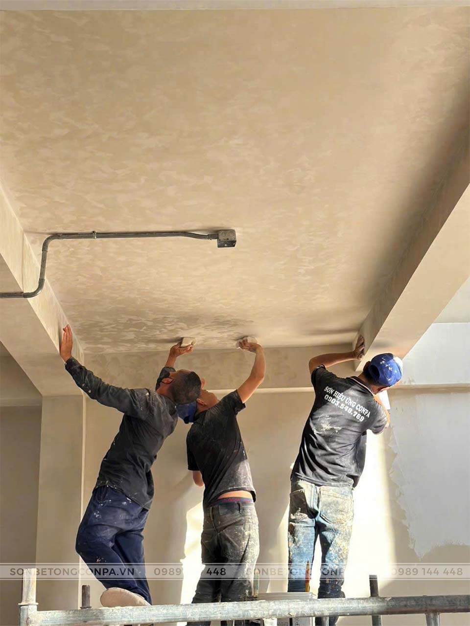Công trình tại Vientiane, Lào Đội thợ thi công sơn Conpa tại Vientiane, Lào